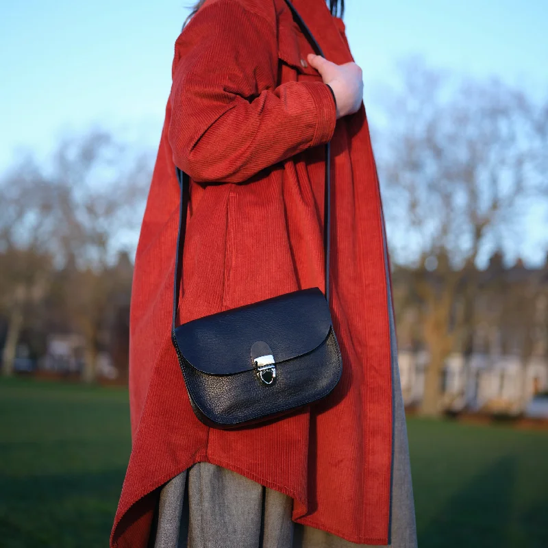 Metallic Shoulder Bag in Gold for Special OccasionsBlack Telegram Bag