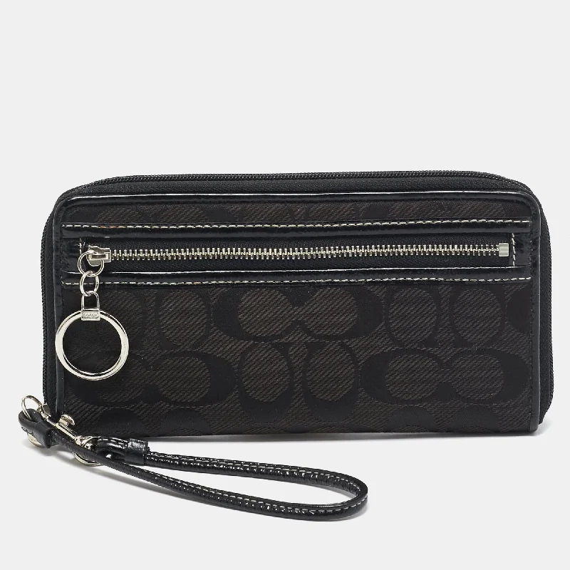 Plus - Size Women's Wallet with a Wrist Strap in Cream for Easy HandlingCoach Black Signature Canvas And Patent Leather Wristlet Wallet