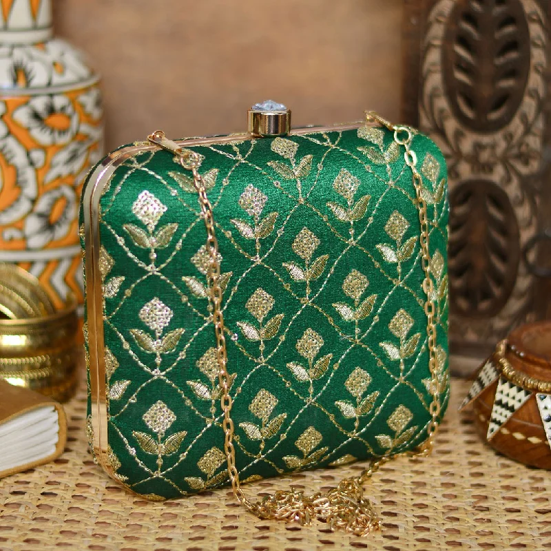 Snake - Skin Effect Clutch in Green for Exotic PartiesGreen Aesthetic Clutch