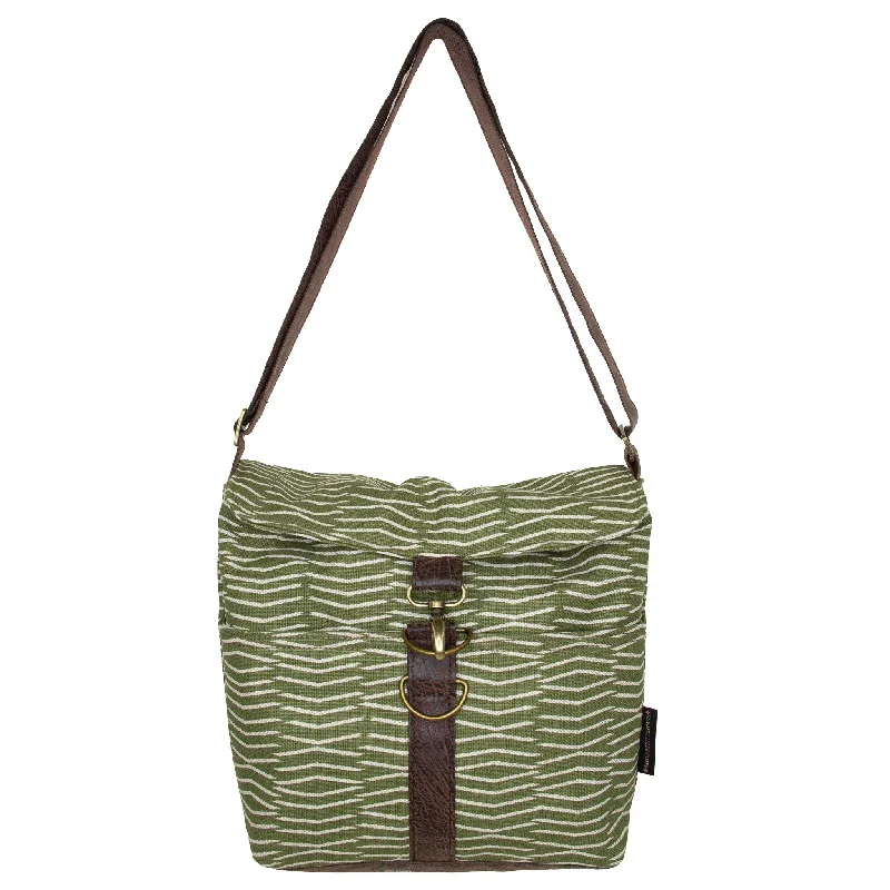 Straw Crossbody Bag in Natural Color for Beach Vacations and Summer DaysLaura Premier: Green Ocean